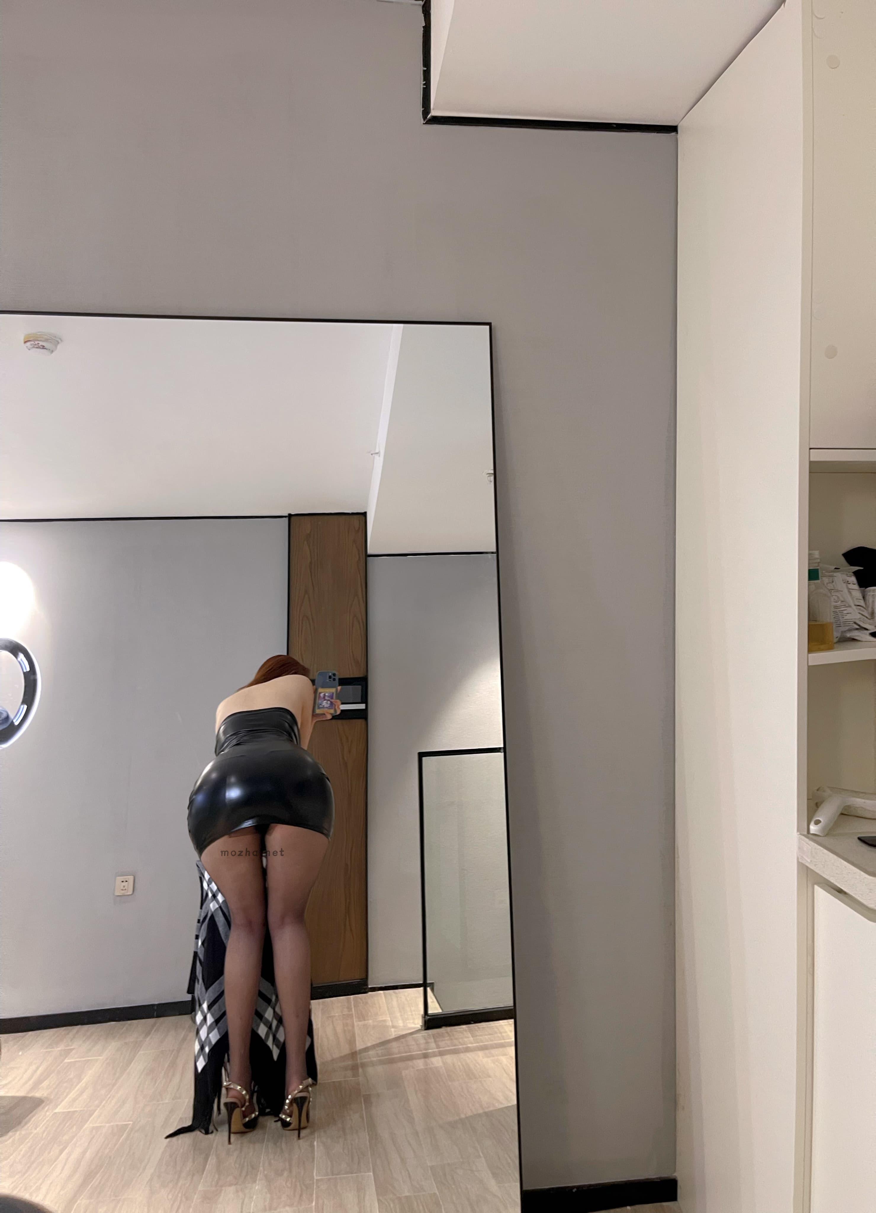 迷人的五姨太 – 黑丝+白丝【12P】